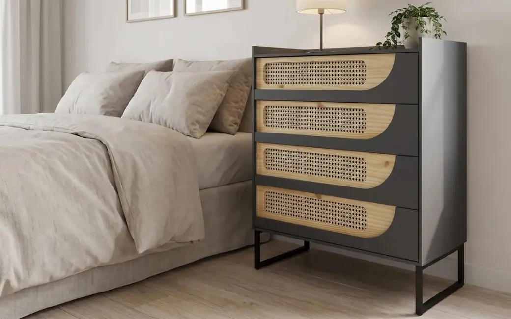 Cômoda alta grafite com frentes de palhinha ao lado da cama