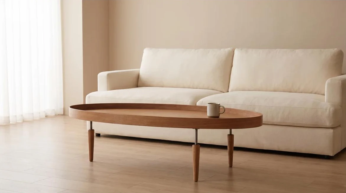 Mesa de centro oval alta em frente ao sofá claro da sala